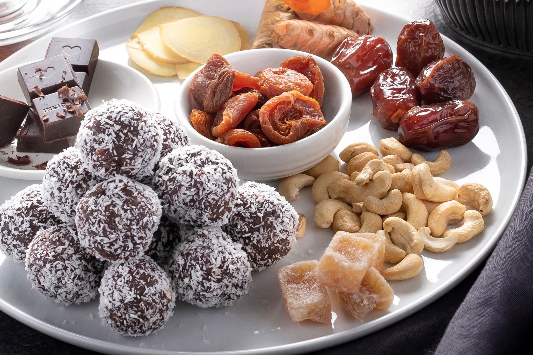 VEGAN CASHEW, CHOCOLATE, TURMERIC PROTEIN BALLS – Hello Pure Recipe